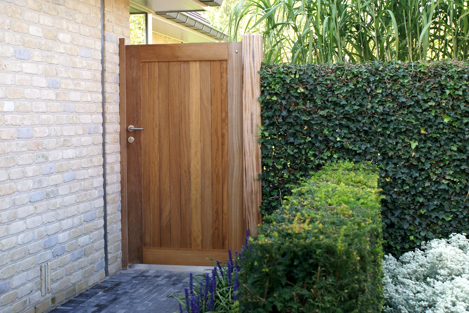 Simple porte de jardin en Iroko
